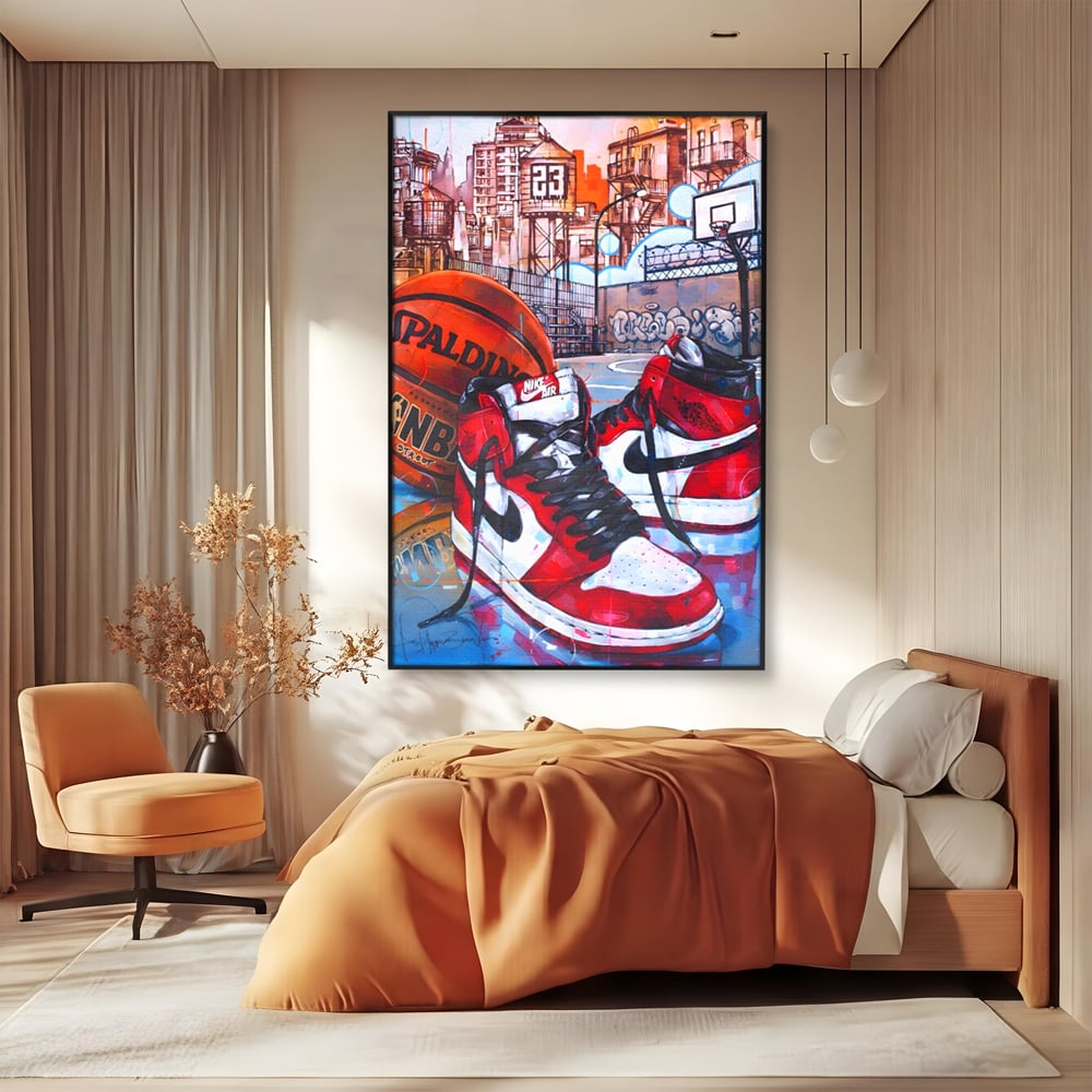 Tablou canvas cu tablou canvas cu adidasi si baschet, in rama de aluminiu negru, pe perete intr-un dormitor